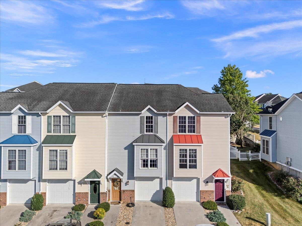 1123 PATRICK HENRY PL