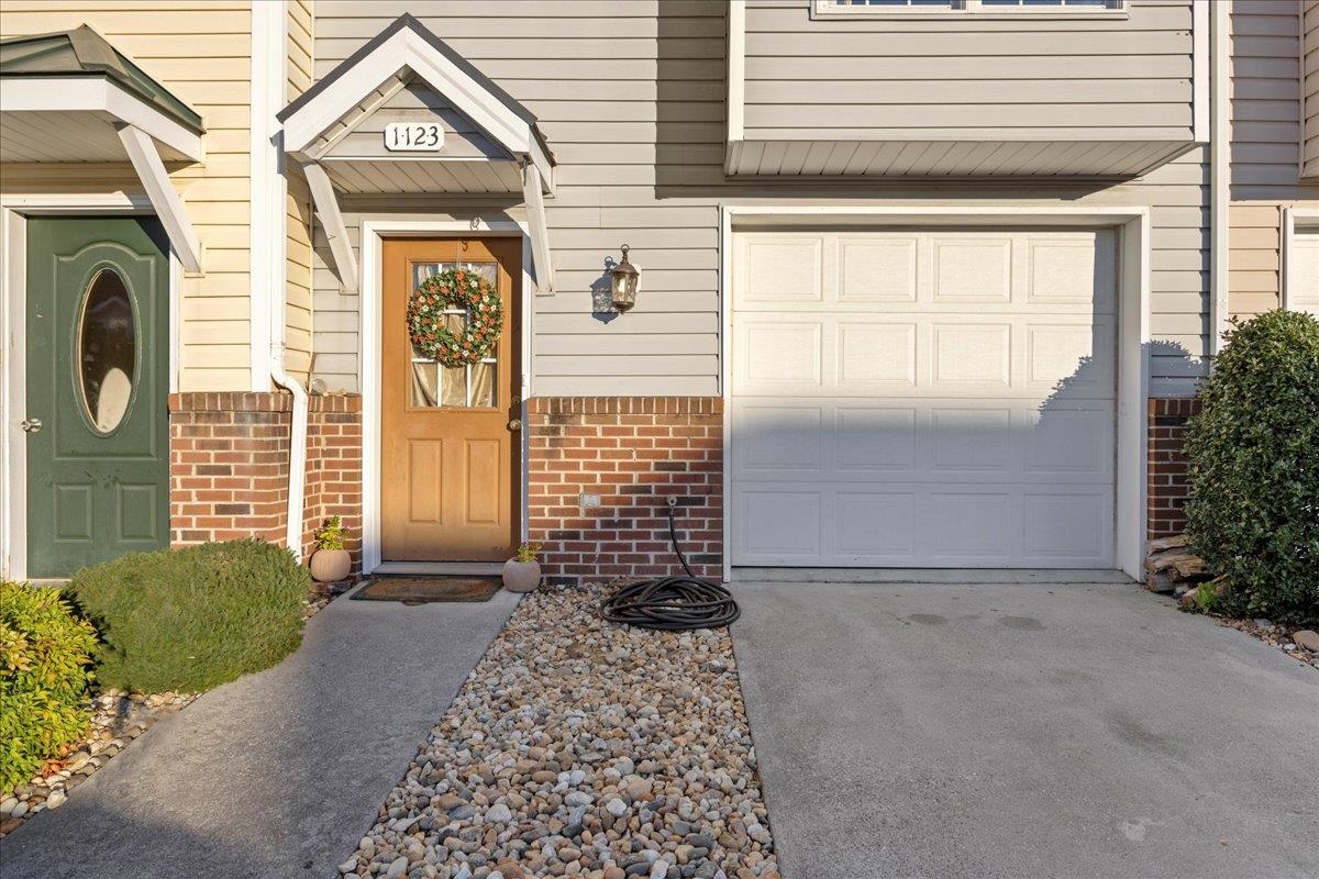 1123 PATRICK HENRY PL