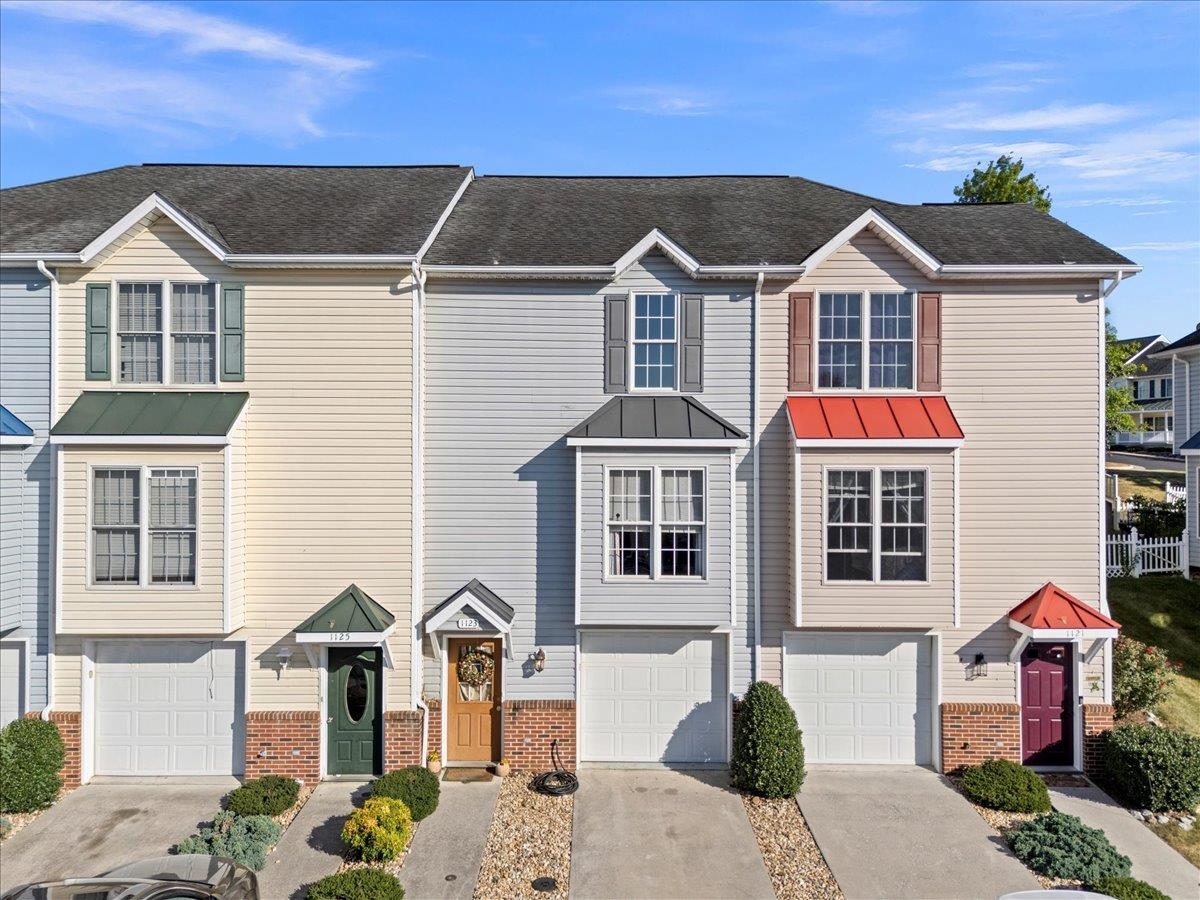 1123 PATRICK HENRY PL