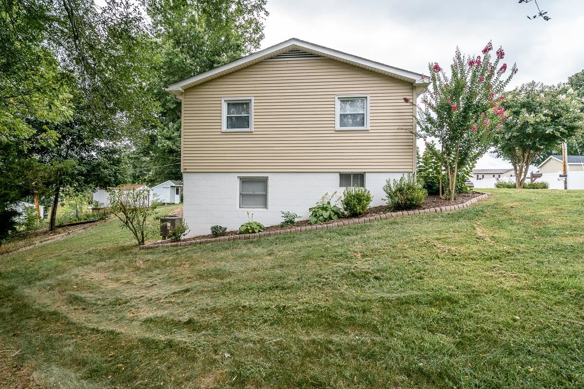 118 LUCAS LN