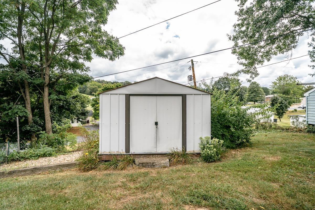 118 LUCAS LN