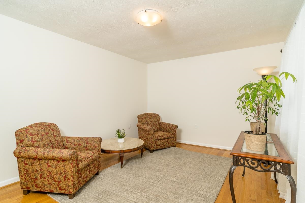 118 LUCAS LN