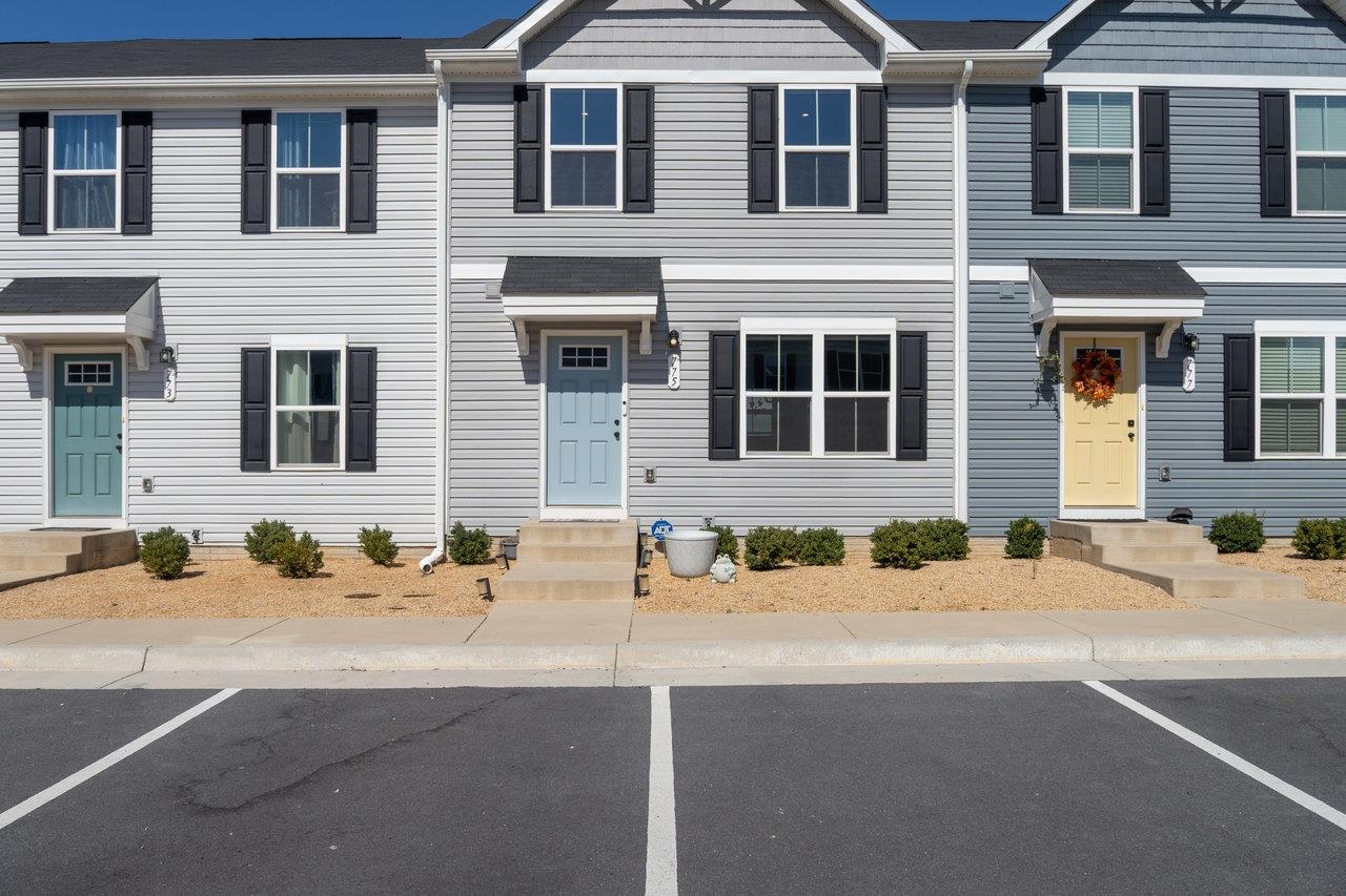 775 CARSON CIR