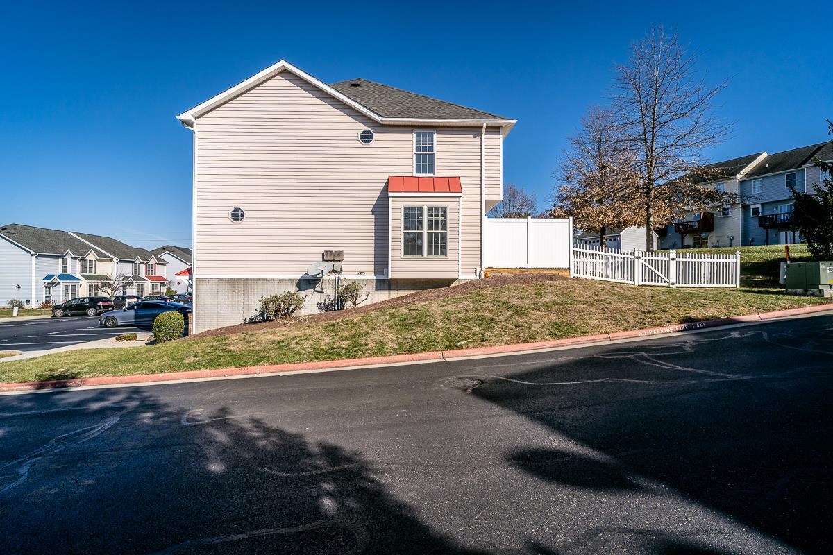 1111 PATRICK HENRY PL