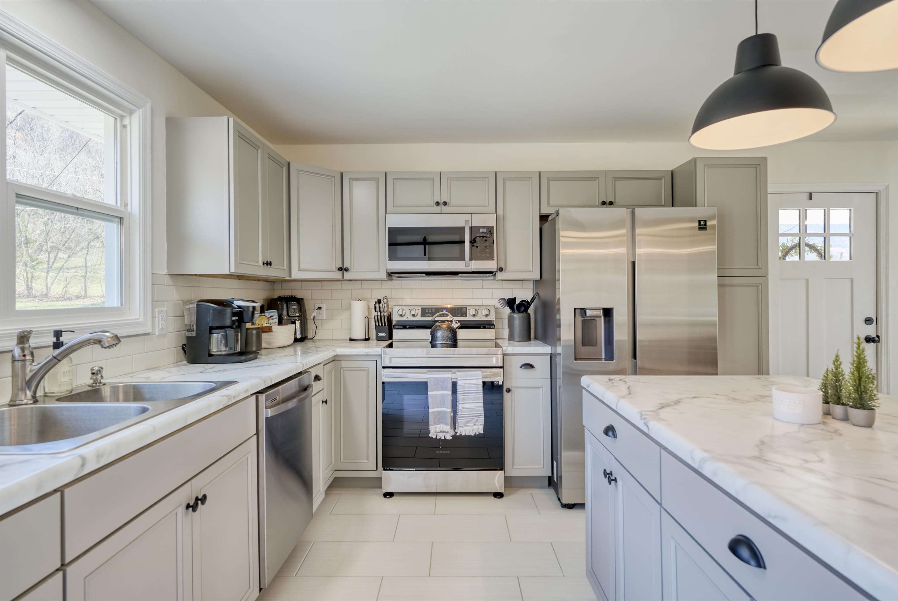 220 VIEW MOUNTAIN RD