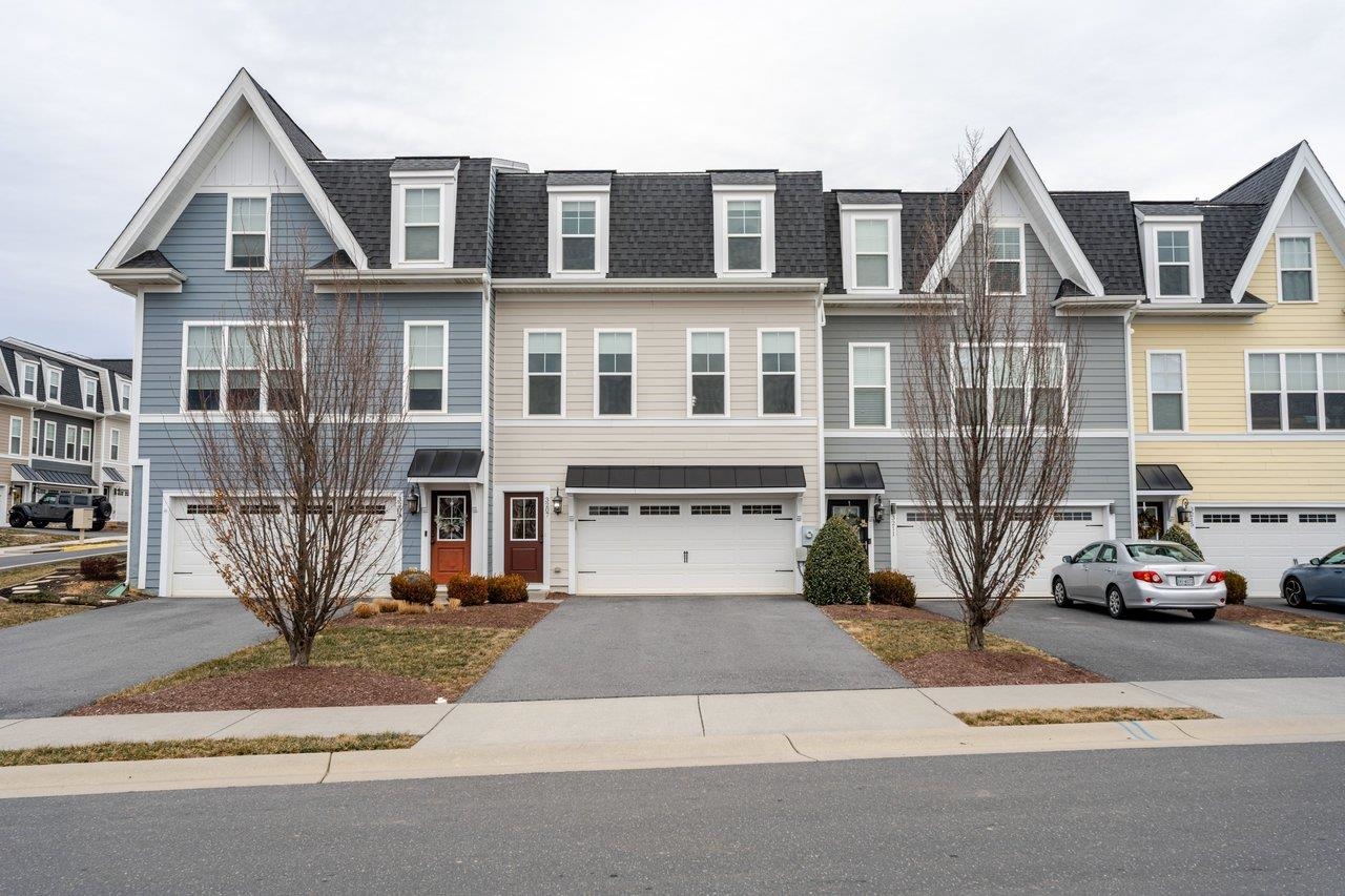 3207 CHARLESTON BLVD