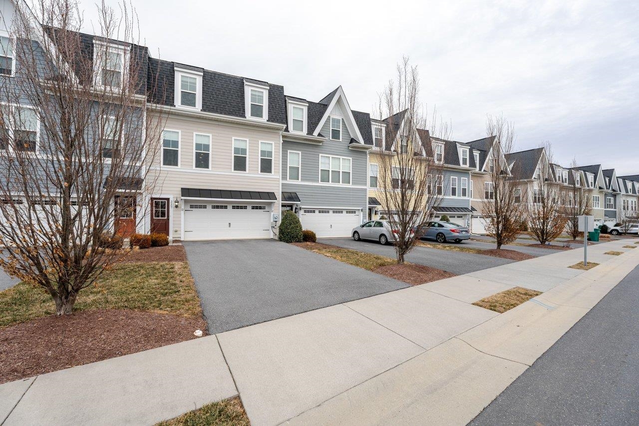 3207 CHARLESTON BLVD