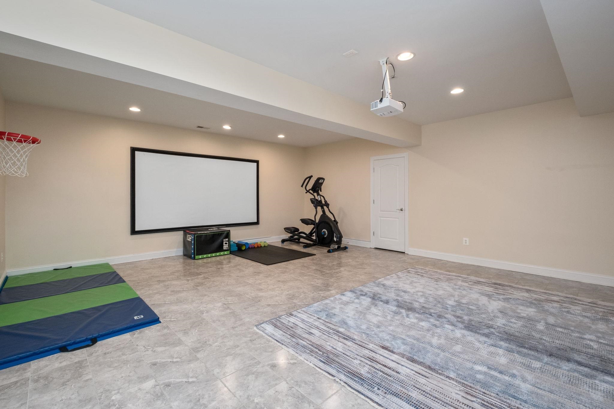 909 HANCOCK DR