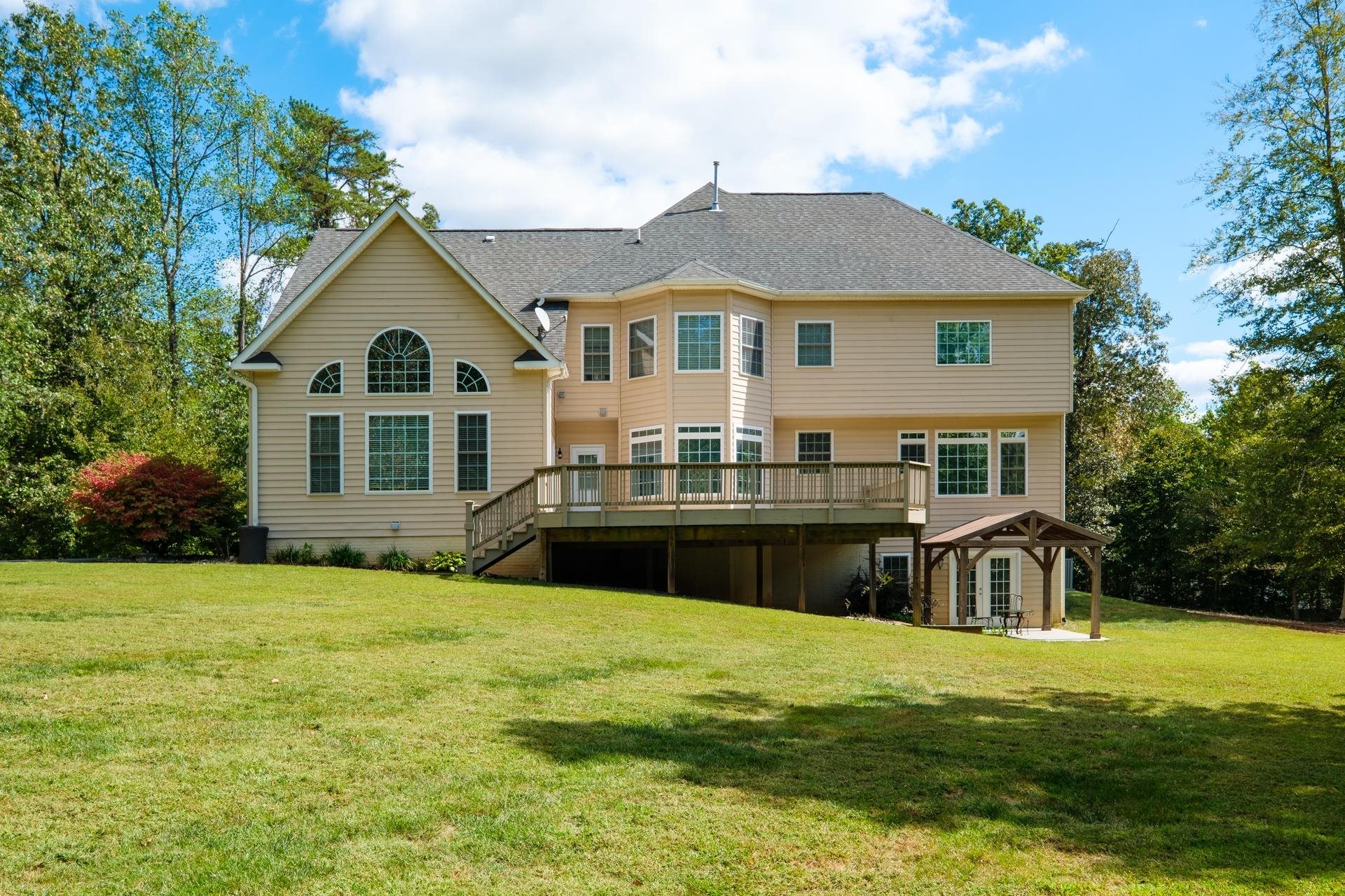 909 HANCOCK DR