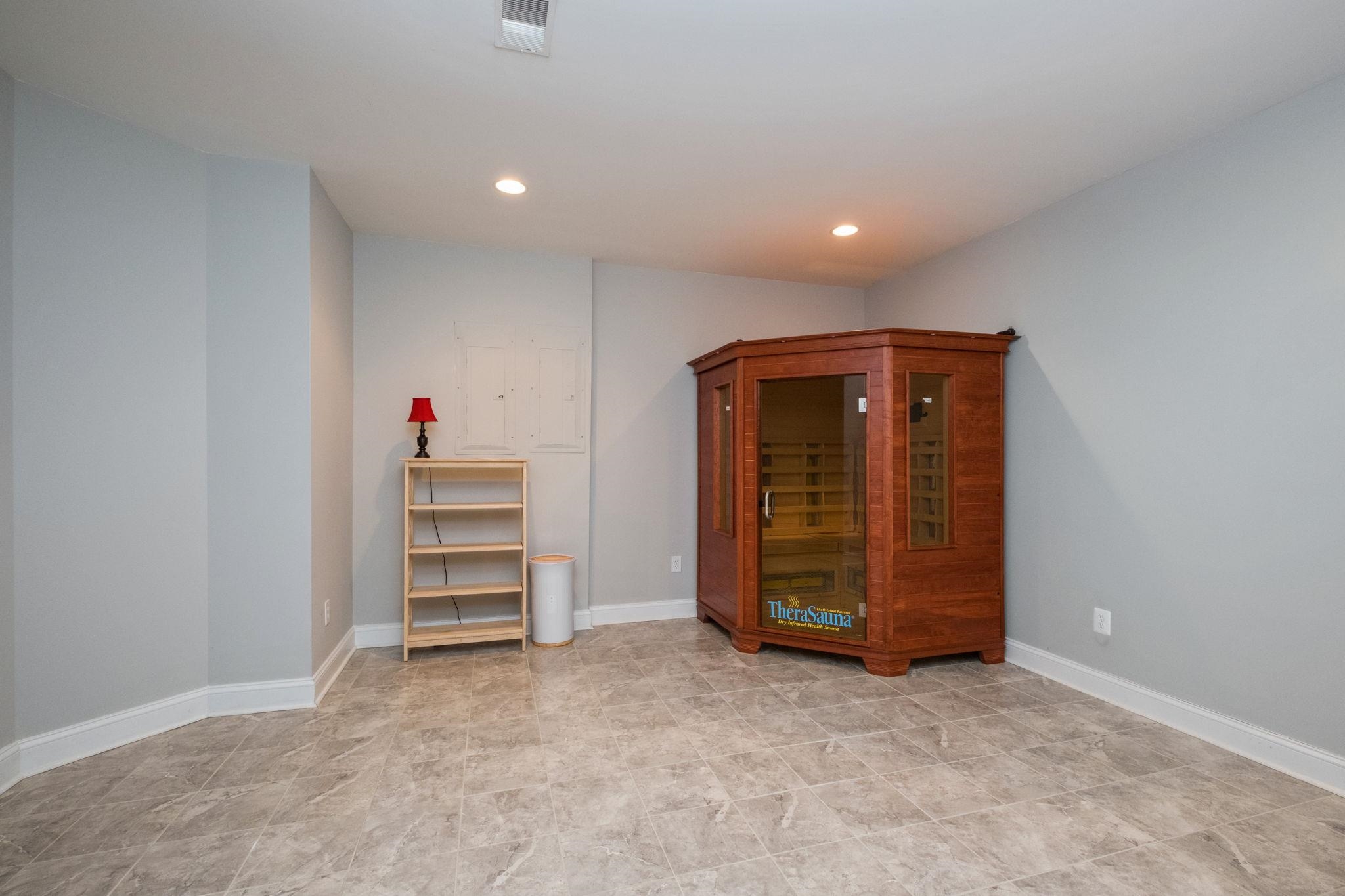909 HANCOCK DR