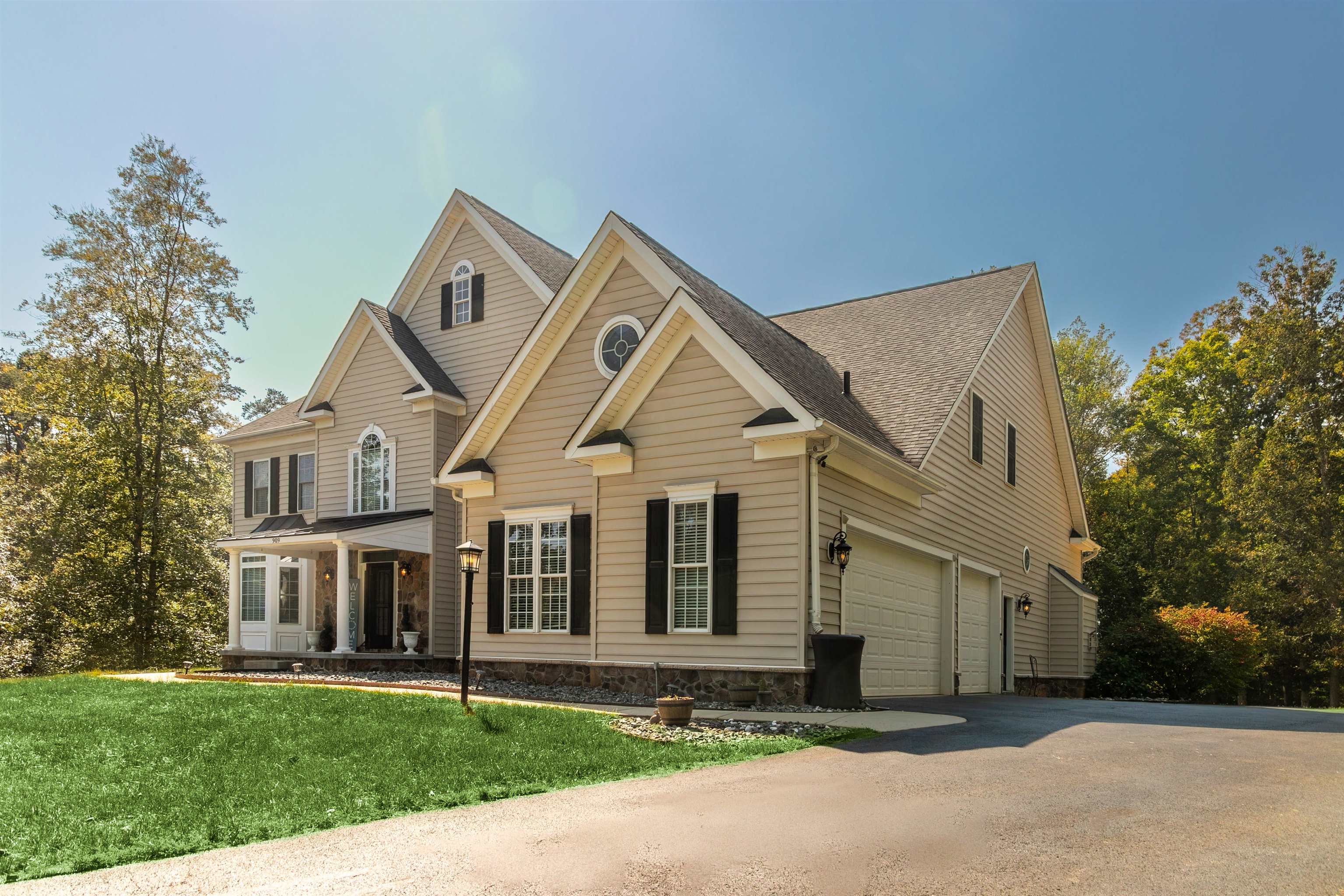 909 HANCOCK DR