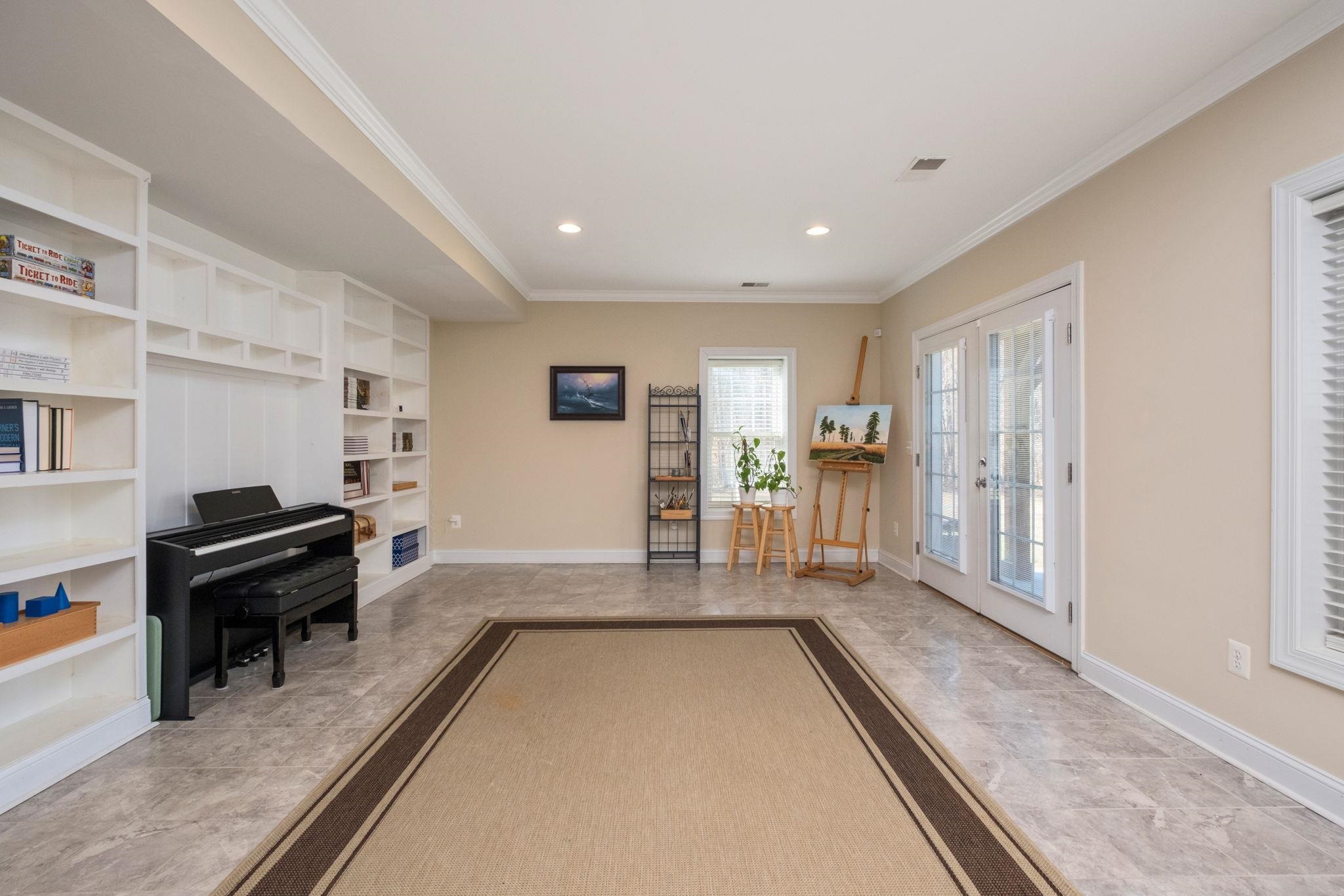 909 HANCOCK DR