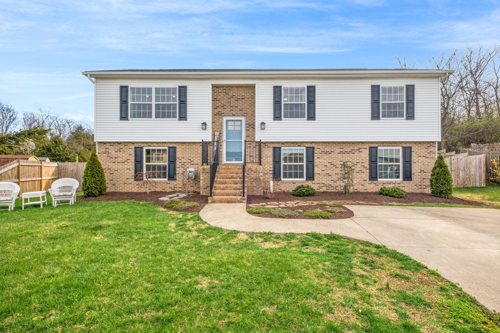 190 CLARA CT
