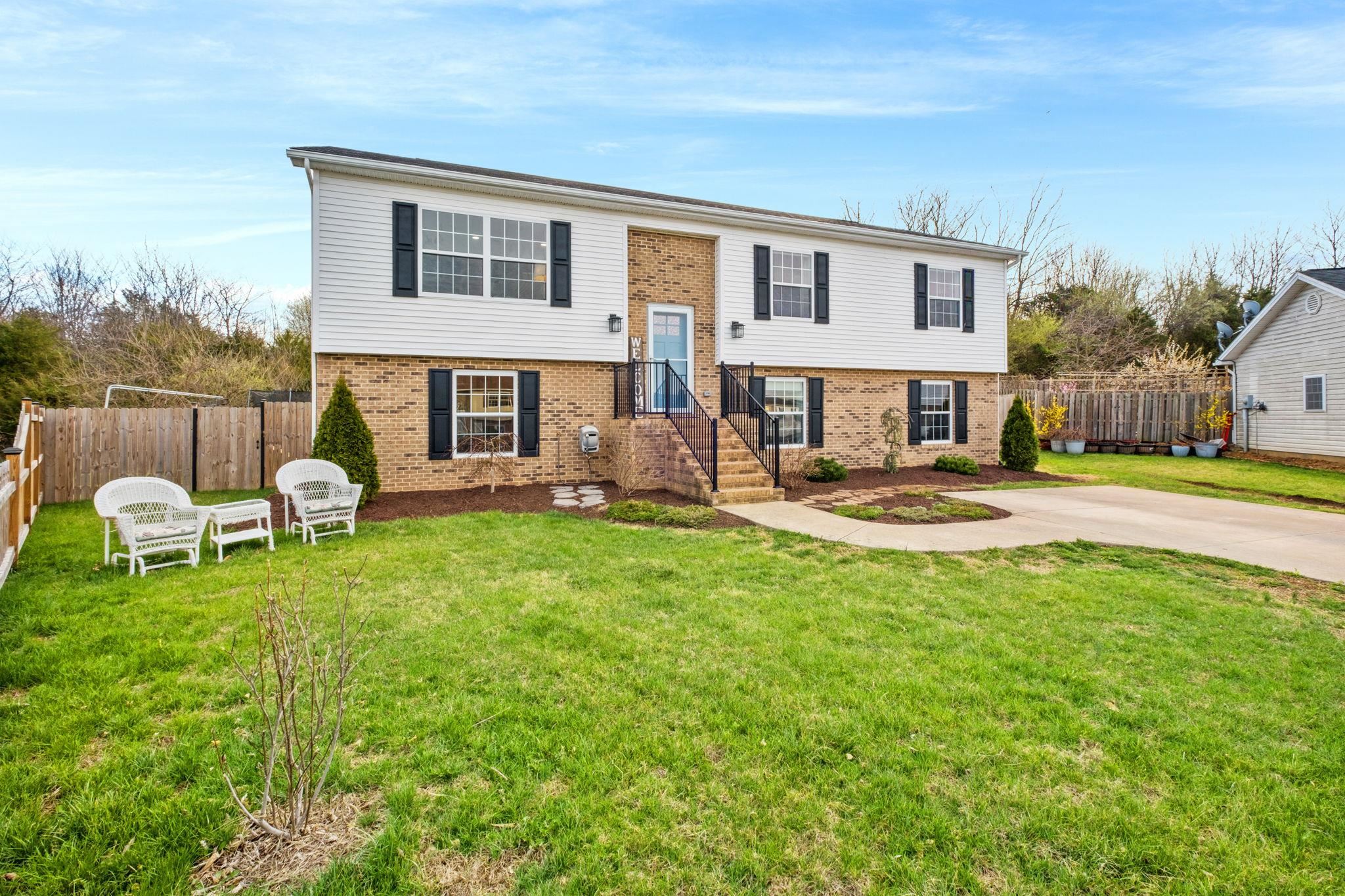 190 CLARA CT