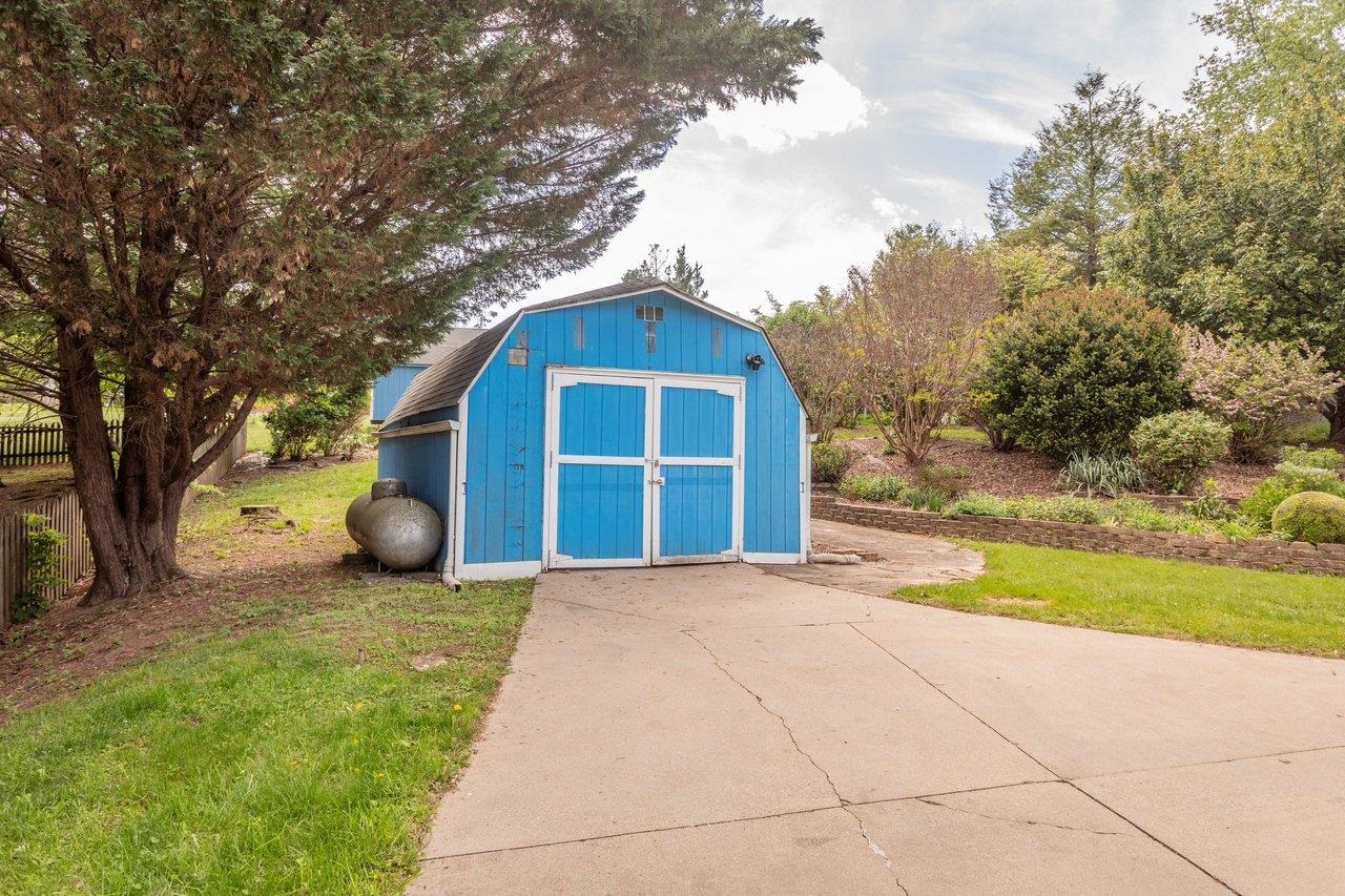 3373 LAKEWOOD DR