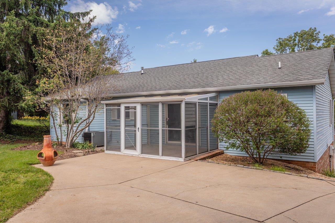 3373 LAKEWOOD DR