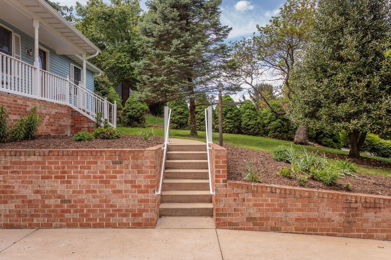 3373 LAKEWOOD DR