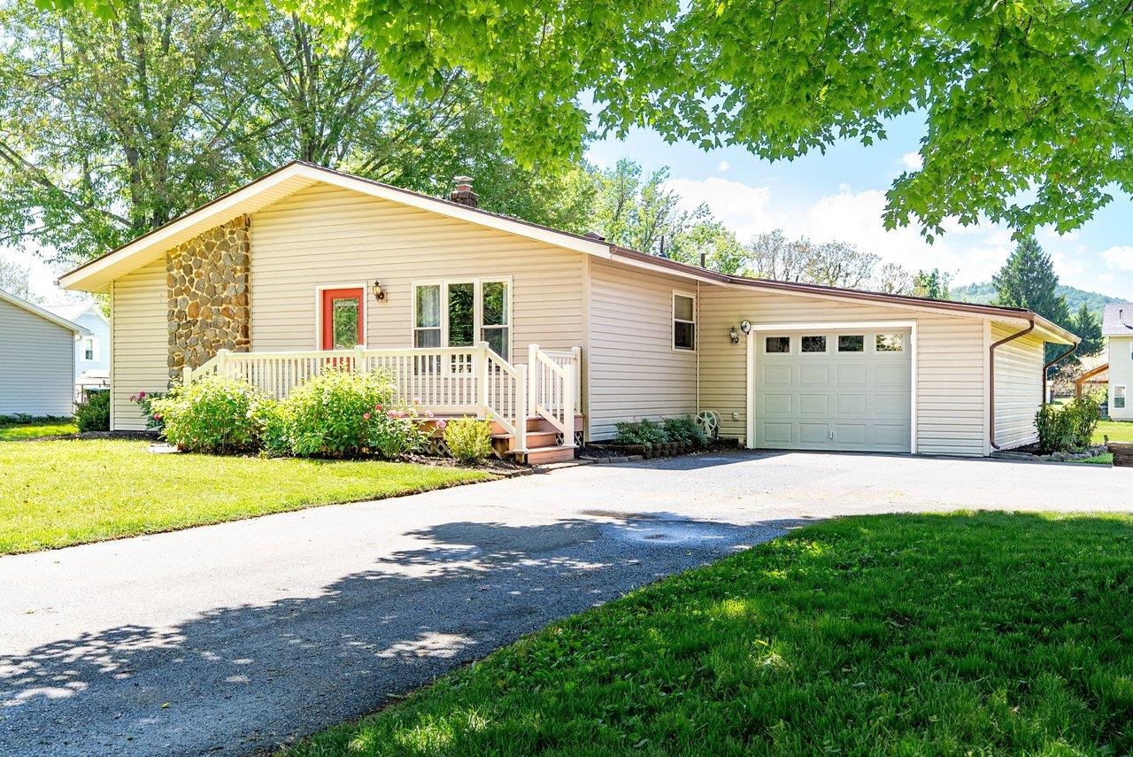 100 SPRUCE LN