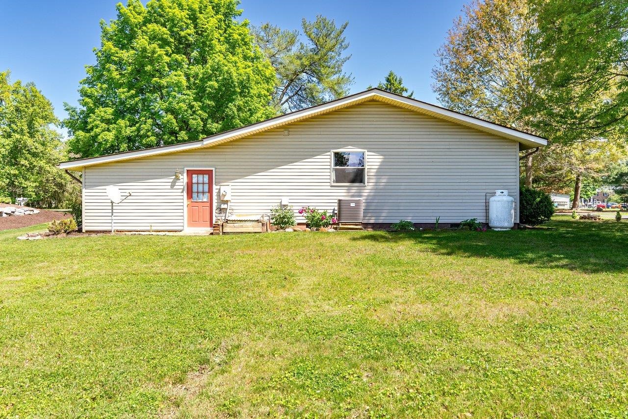 100 SPRUCE LN