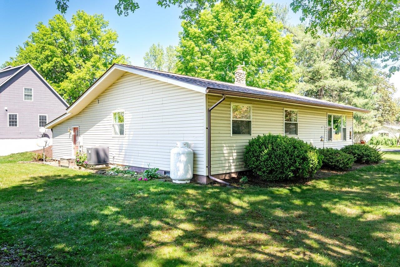 100 SPRUCE LN