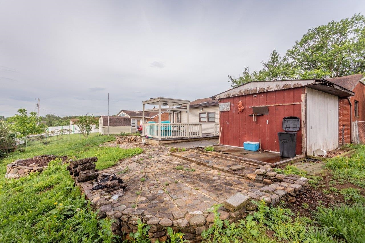 220 ROCKINGHAM DR