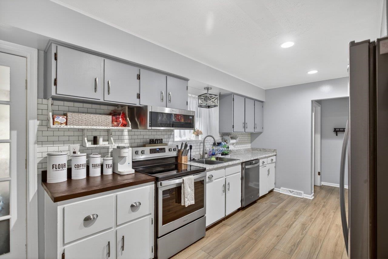 220 ROCKINGHAM DR