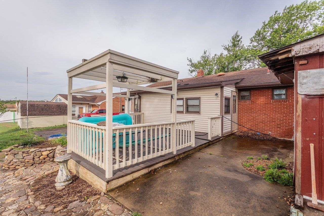 220 ROCKINGHAM DR