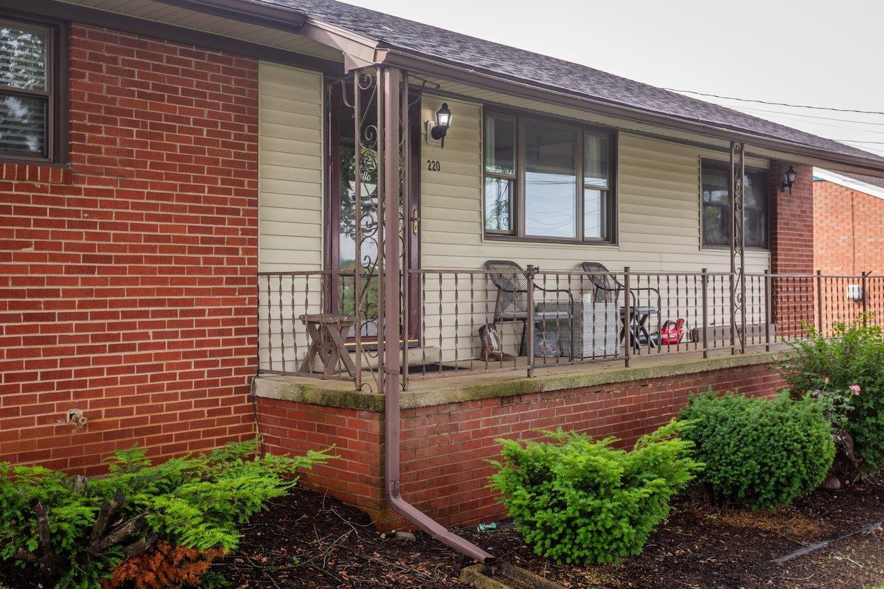 220 ROCKINGHAM DR