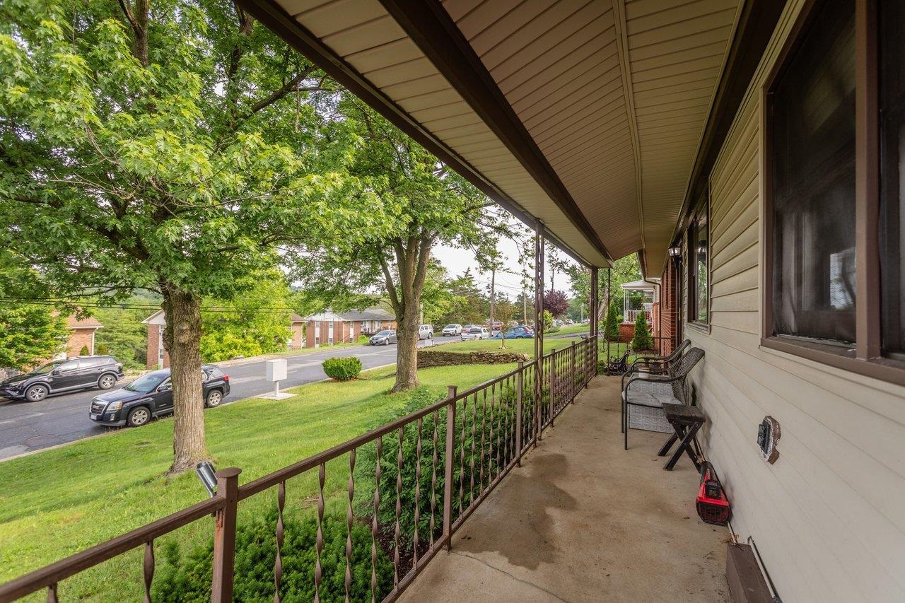 220 ROCKINGHAM DR