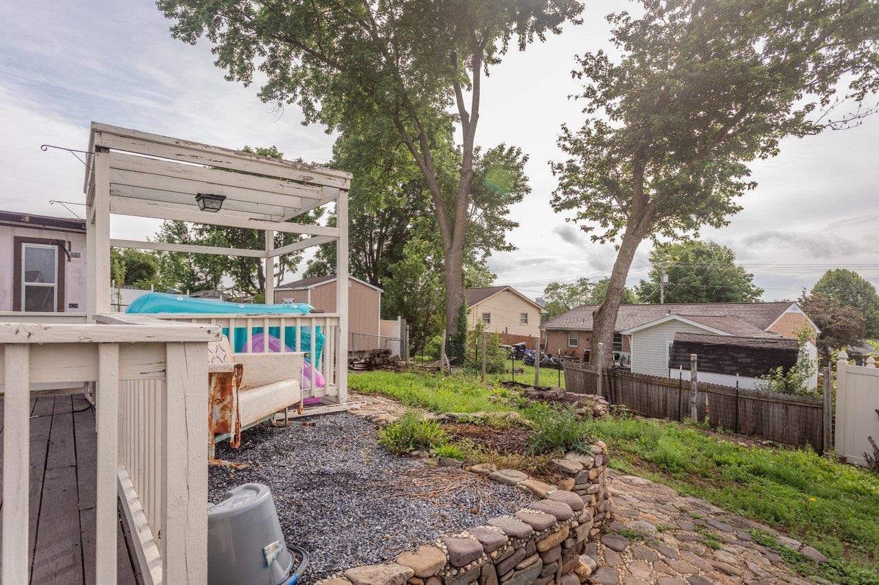 220 ROCKINGHAM DR