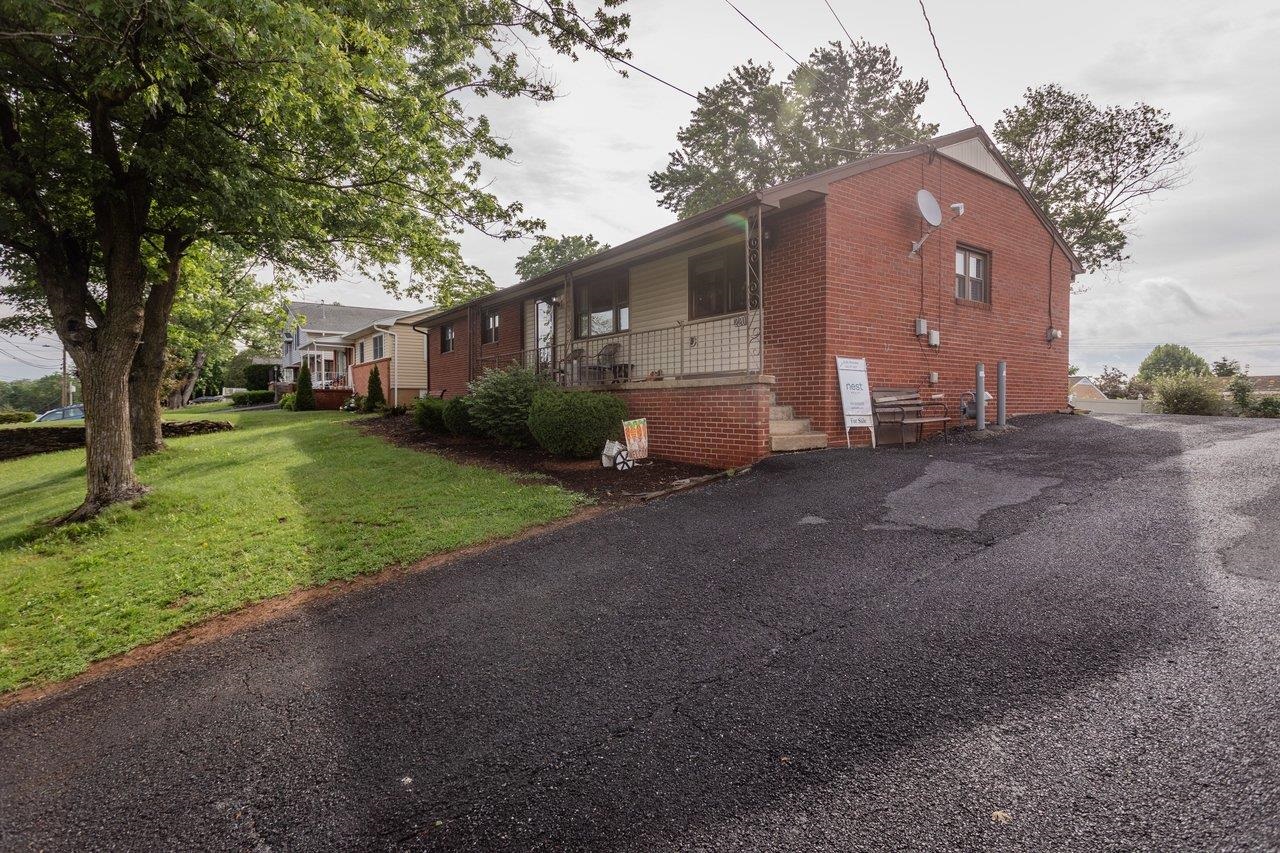 220 ROCKINGHAM DR