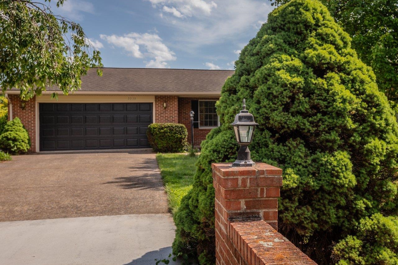 3235 PIN OAK DR