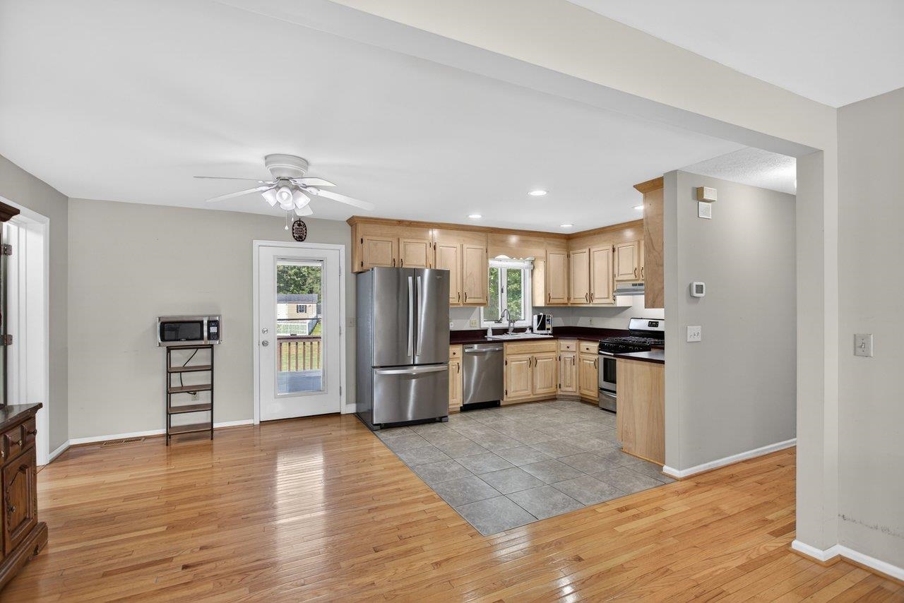 215 FOREST DR