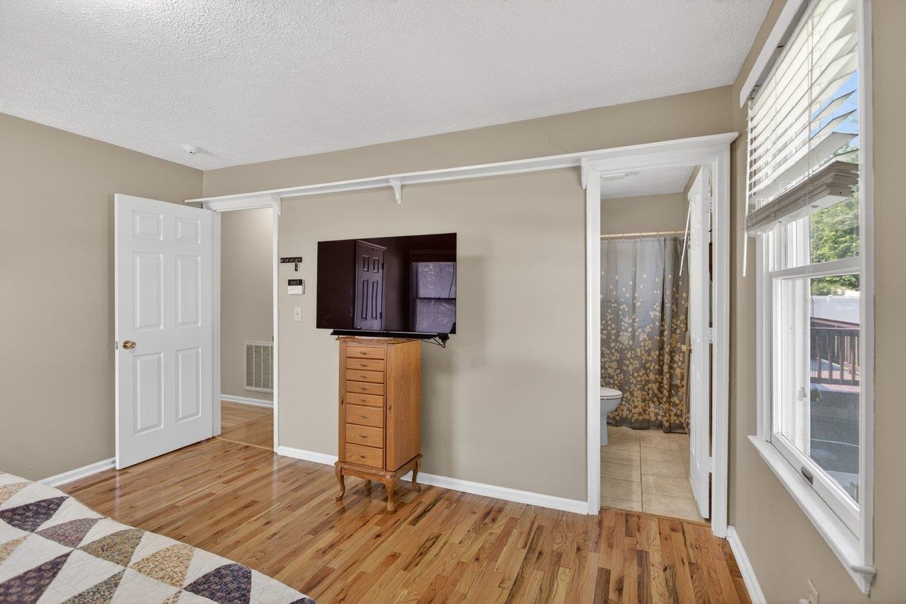 215 FOREST DR