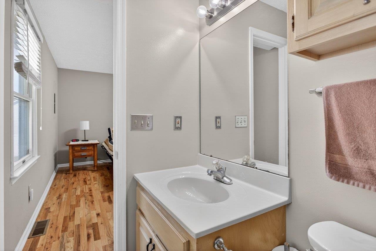 215 FOREST DR