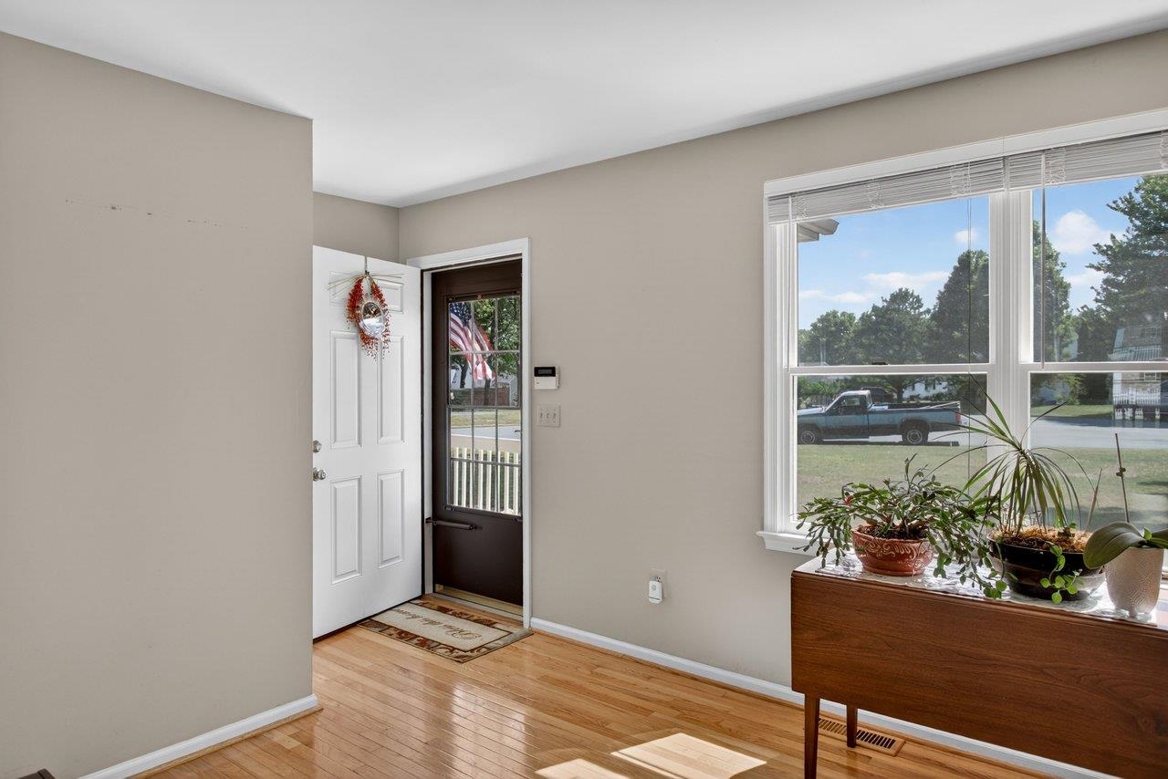 215 FOREST DR