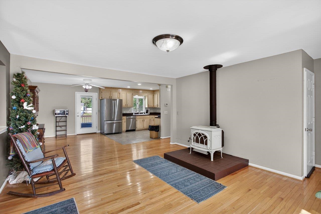215 FOREST DR