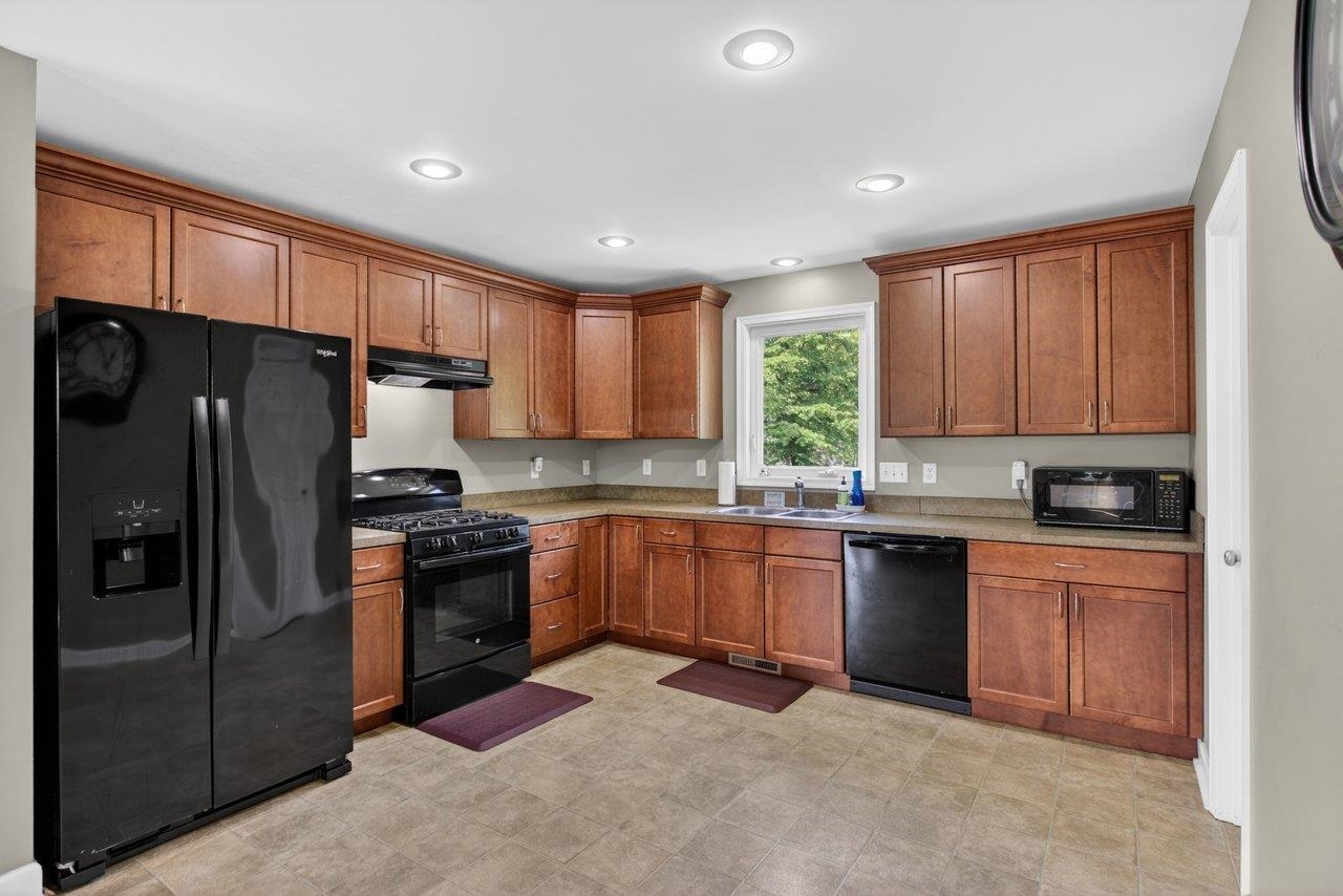 215 FOREST DR