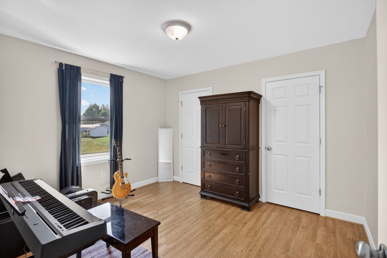 215 FOREST DR