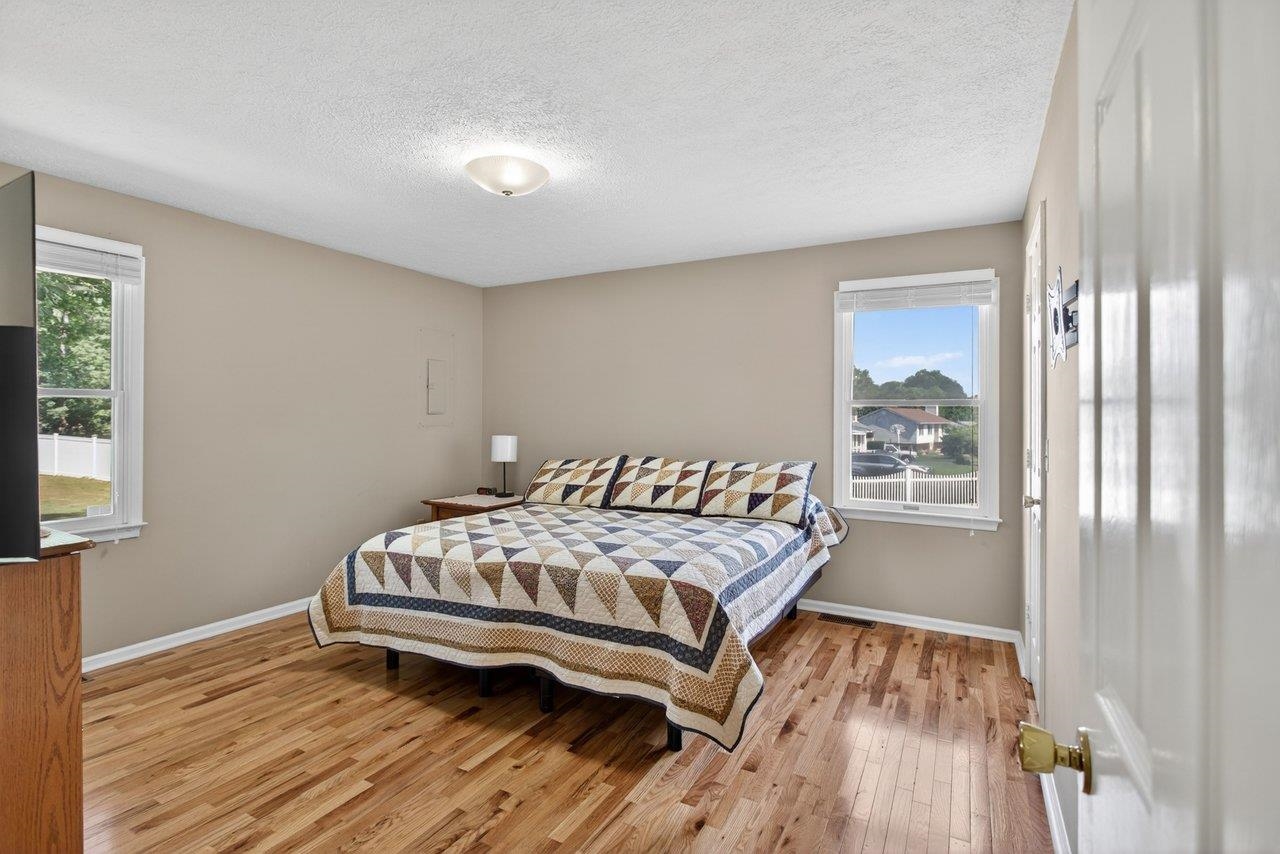 215 FOREST DR