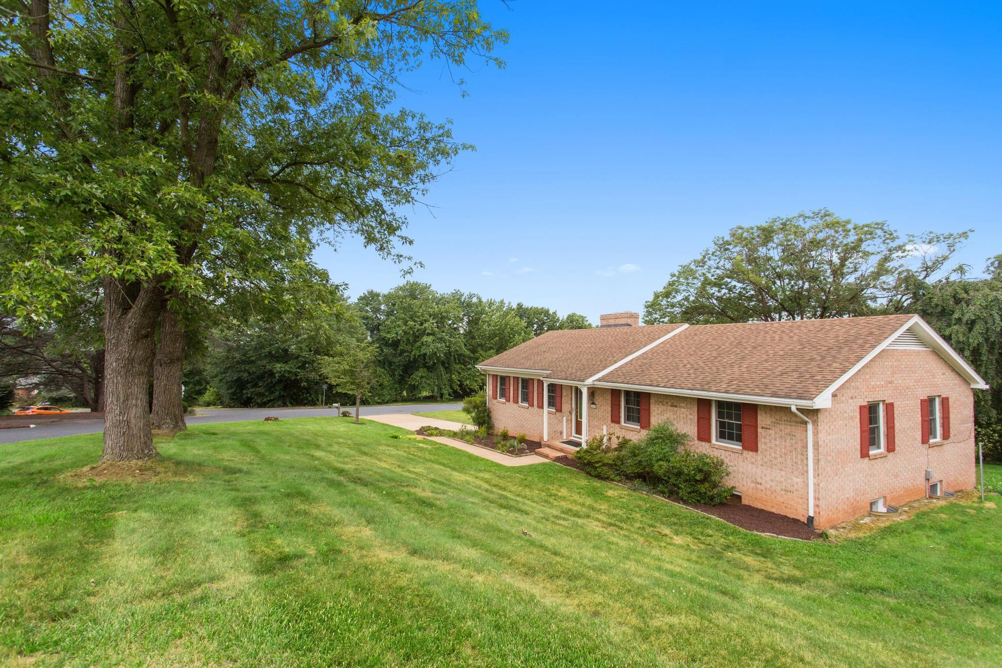 206 BELMONT DR