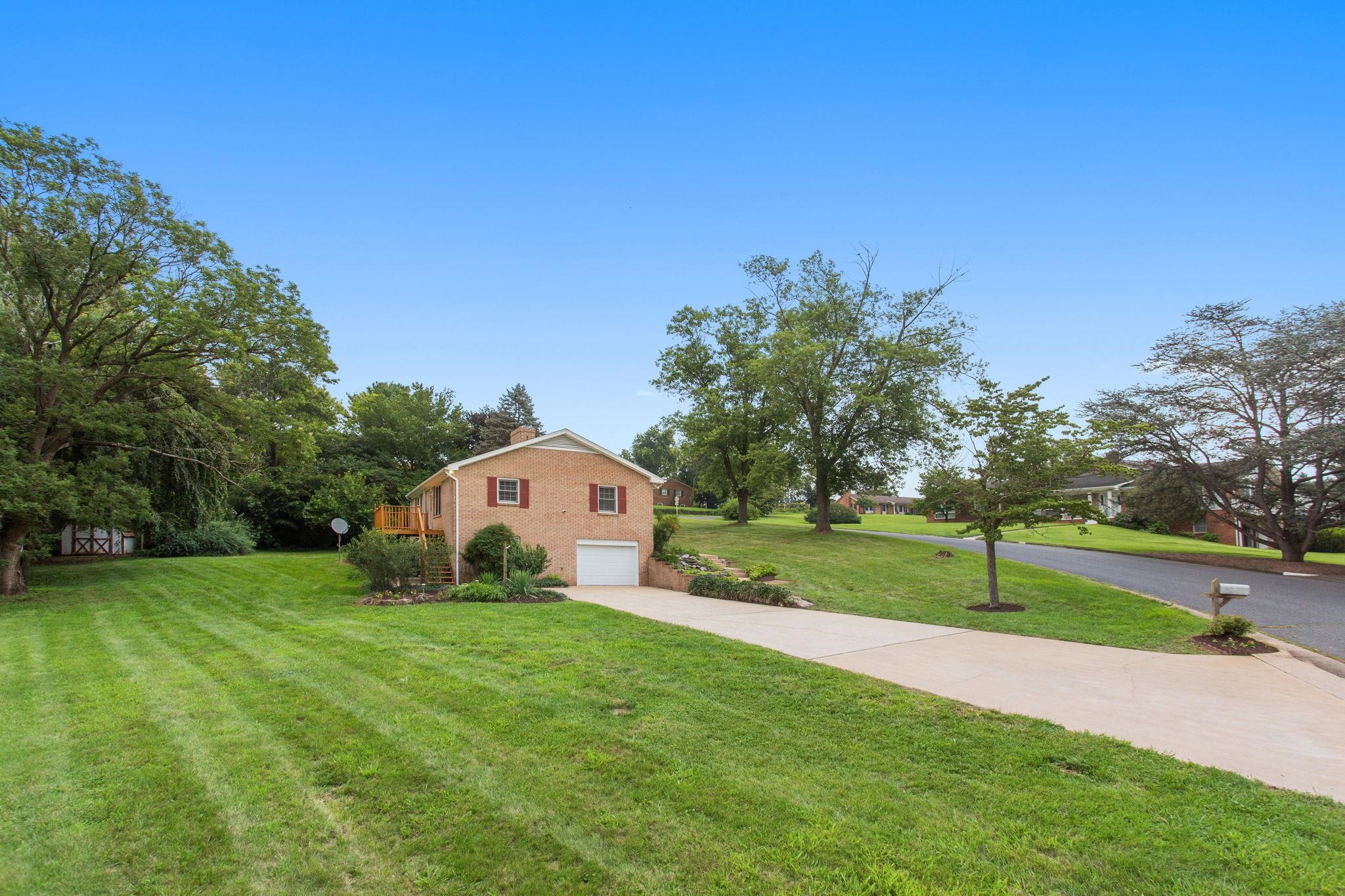 206 BELMONT DR