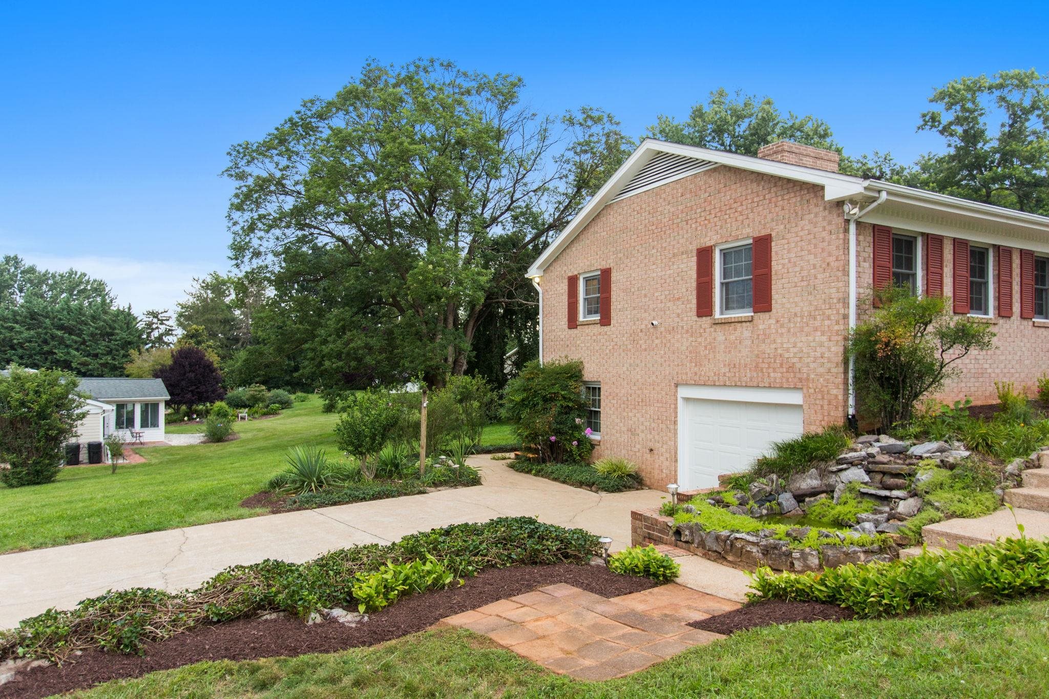 206 BELMONT DR