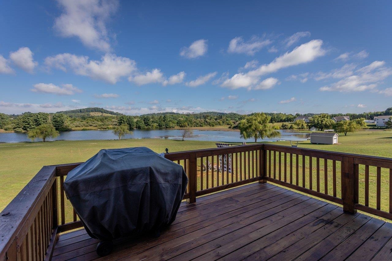 115 WATERFRONT DR