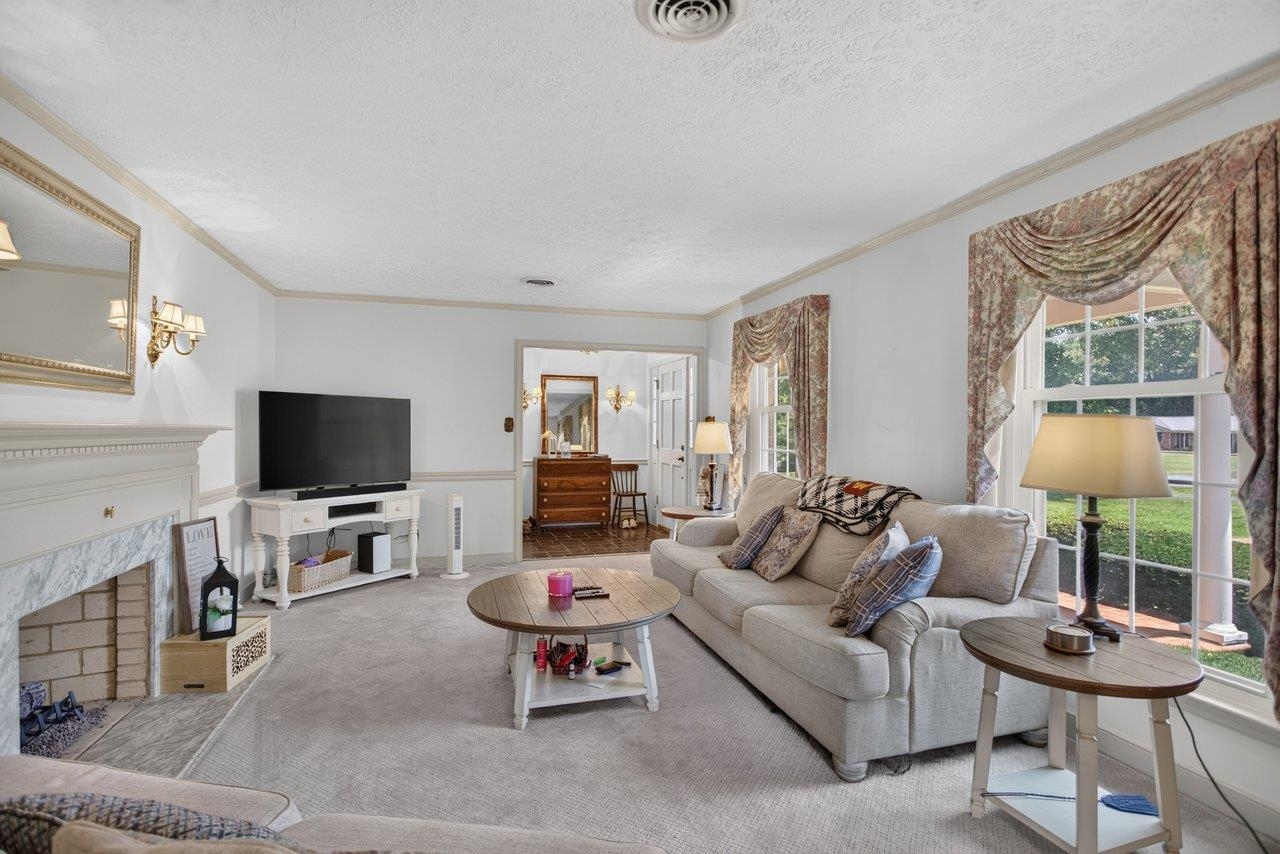 207 CIRCLE VIEW RD
