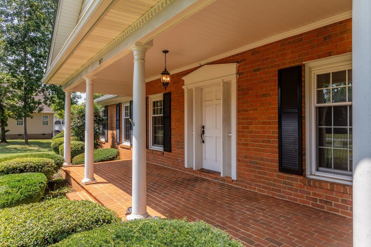 207 CIRCLE VIEW RD