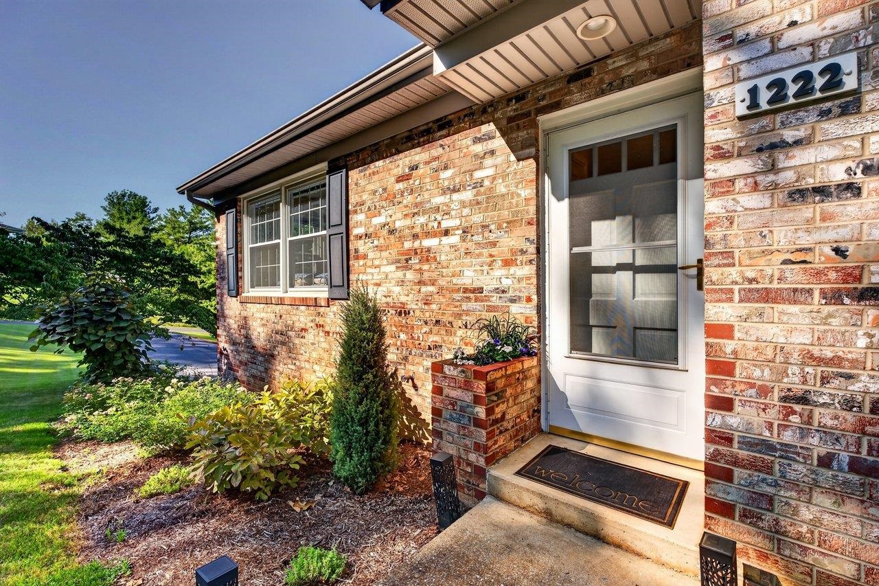 1222 WOODCREST CIR