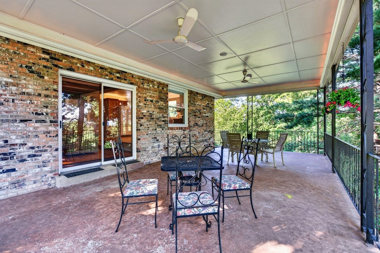 1222 WOODCREST CIR