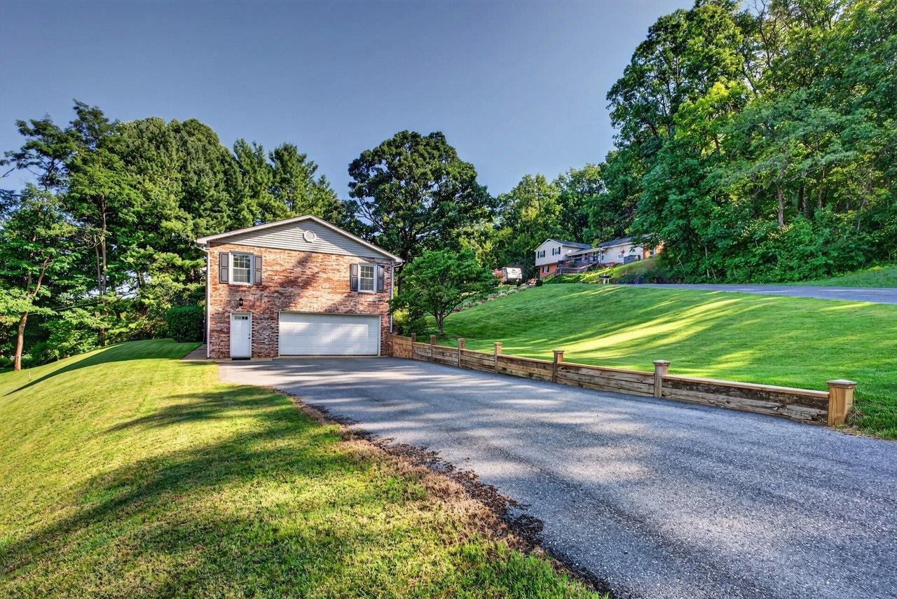 1222 WOODCREST CIR