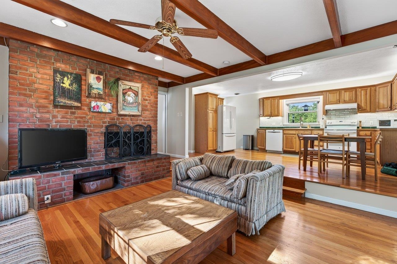 1222 WOODCREST CIR